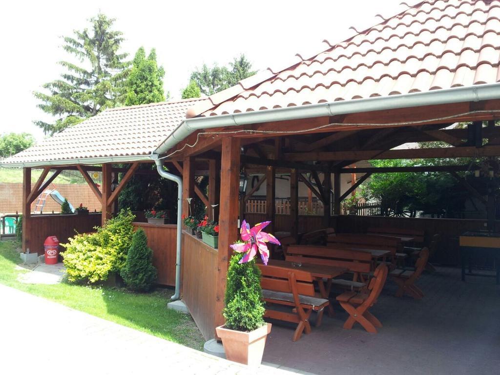 Guesthouse Zuzana Spacince エクステリア 写真